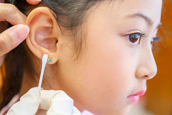 مراقبت های بعد از سوراخ کردن گوش کودک