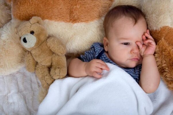 چرا نوزاد یا کودک چشمش را می مالد
